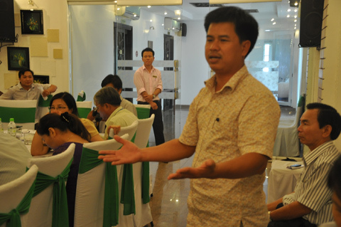 Xông vào phòng họp đòi nợ ông chủ mỏ vàng