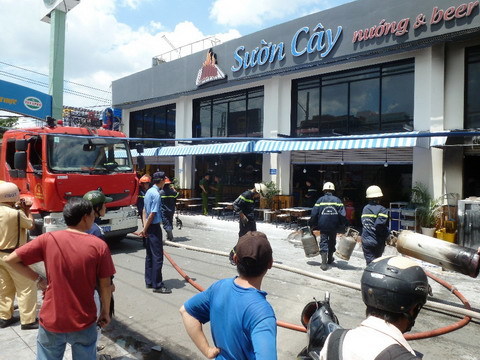 Nổ bếp nhà hàng, khách ăn trưa bỏ chạy toán loạn