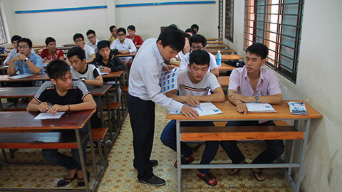 Mức điểm xét tuyển khác điểm sàn thế nào?