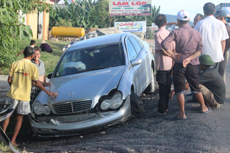 Mercedes 4 chỗ ‘nằm vạ’ bên đường, tài xế thoát chết