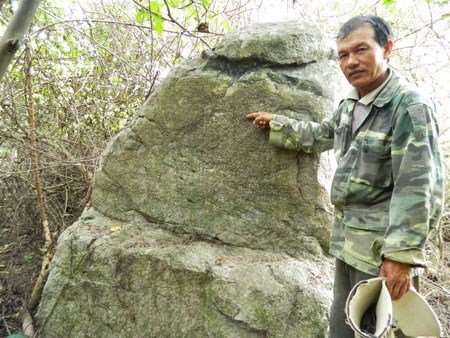 Truyền đời canh giữ hòn đá 'mở cửa' kho báu người Chăm