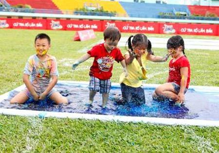 Trẻ hạnh phúc hơn khi chơi ngoài trời