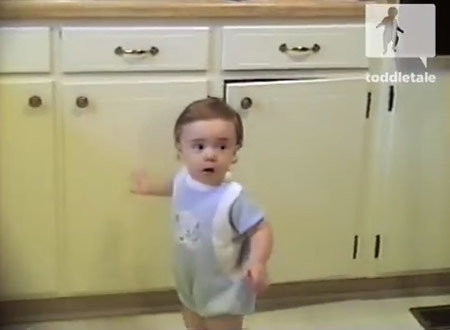Clip: Bật cười với tình huống mẹ dạy bé tính kiên nhẫn