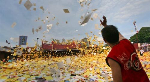 Cận cảnh Tháng lễ Cô hồn ở châu Á