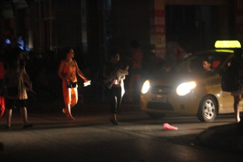 La hét, ngất xỉu trong thang máy lúc mất điện