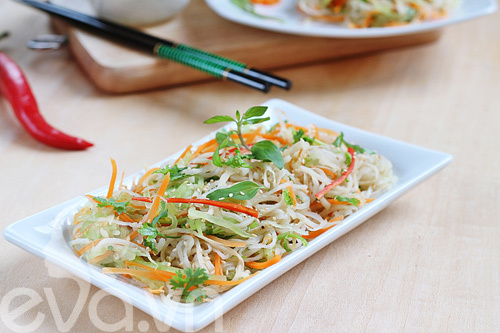 Nộm bí xanh củ cải ngon mát ngày hè