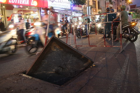 Nổ hố ga trên mặt đường Sài Gòn