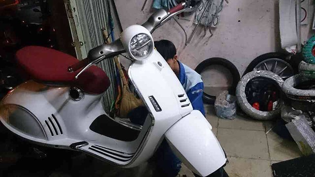 Hàng sửa xe chế Vespa 946 nhái long lanh như thật