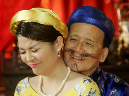 NSƯT Phạm Bằng phủ nhận việc 'sờ soạng' trước ban thờ