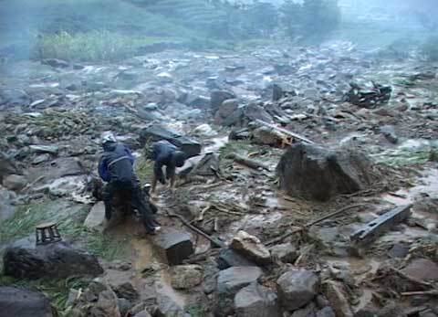 Lũ ống cuốn trôi cả gia đình trong đêm