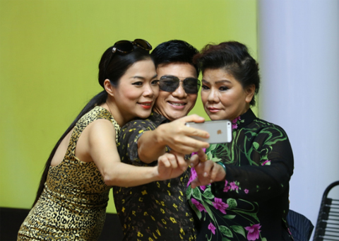 NSND Thanh Hoa chụp ảnh 'tự sướng' với Quang Linh