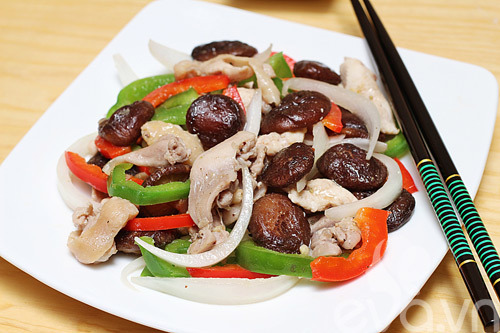 Gà xào thập cẩm thơm ngon ngày mưa