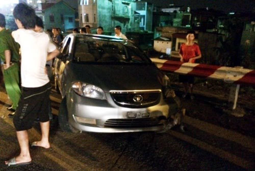 Xe biển xanh lộn nhào trên cầu Thăng Long