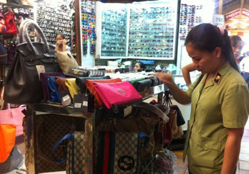 Cả ngàn túi xách Louis Vuitton không nguồn gốc ở Sài Gòn