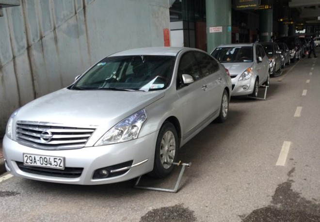 Hàng loạt ôtô bị khóa bánh trước sân bay Nội Bài