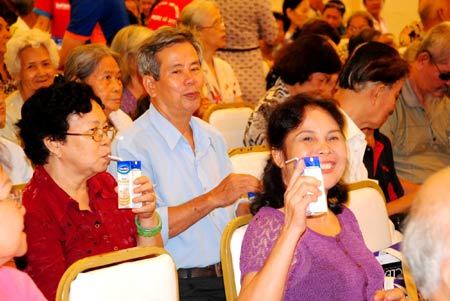 Ăn no, bỏ bữa - thói quen hại sức khỏe người già