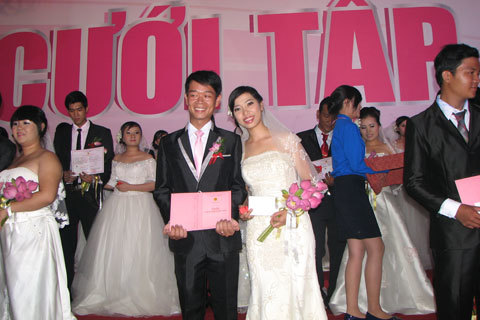 Đưa dâu bằng 100 xe hoa đạp điện