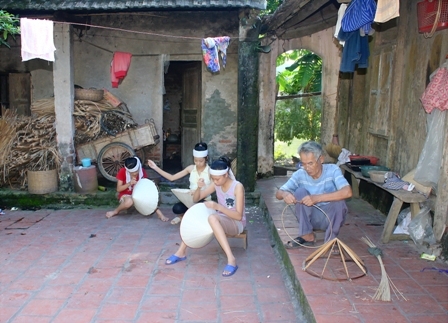 Cô chú ơi, ba mẹ con mất rồi, 3 chị em biết sống sao đây?