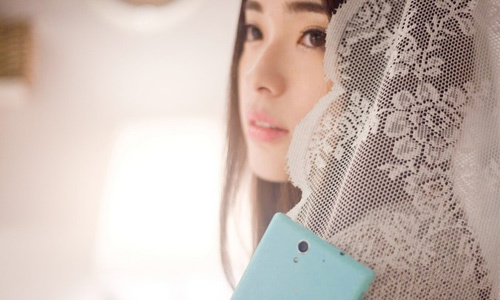 Thiếu nữ xinh như mộng e ấp bên smartphone