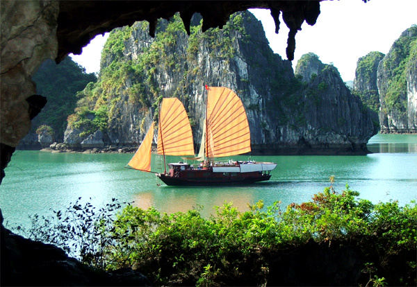 Vịnh Hạ Long và cuộc 'so găng' của hai đại gia