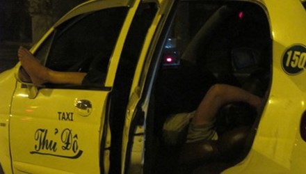 Tài xế taxi Hà Nội lo sợ “Kiều nữ bóng đêm”
