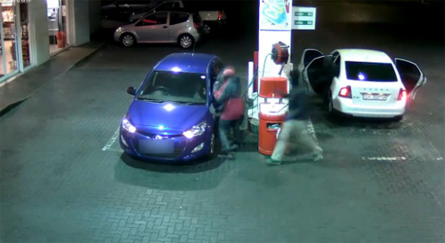 Cảnh cướp trạm xăng táo tợn ở Nam Phi