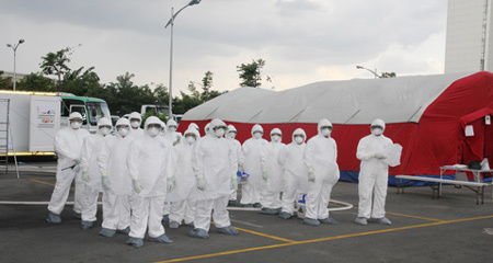 Diễn tập xử lý ca nghi nhiễm Ebola ở Tân Sơn Nhất