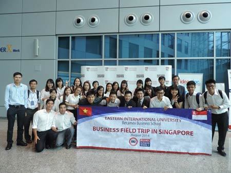Sinh viên Việt sang Singapore kiến tập