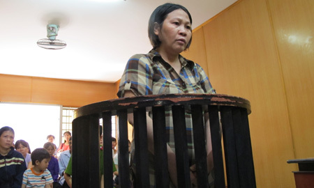 Nữ quái vào bệnh viện bắt bé trai bán sang Trung Quốc