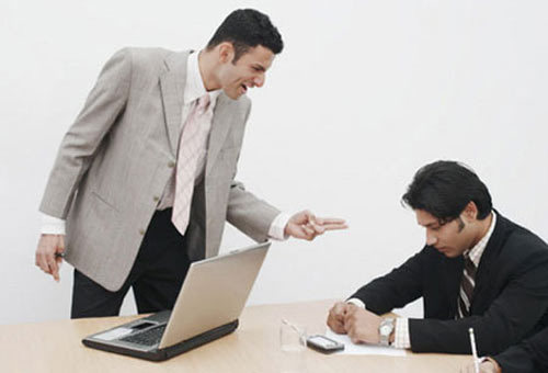 Giám đốc phát hoảng với nhân viên dạy đời