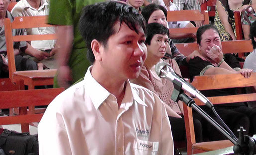 Thầy giáo liên tiếp tạt axít  vào lãnh đạo và đồng nghiệp