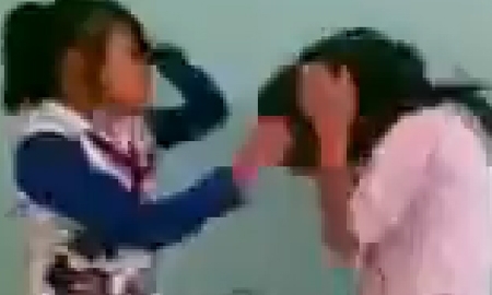 Sự thật clip nữ sinh đeo khăn quàng đỏ đánh, lột đồ bạn