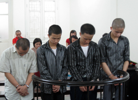 Đi lạc ở Hà Nội, bé gái bị nhóm 'ma cô' thay nhau hãm hiếp