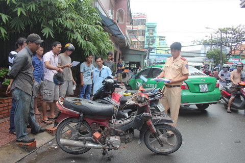 Tài xế taxi ngủ gật hất văng 3 người đi đường