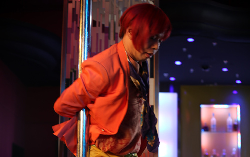 'Chị Hội' Thái Hòa mặc đồ chóe trổ tài múa cột