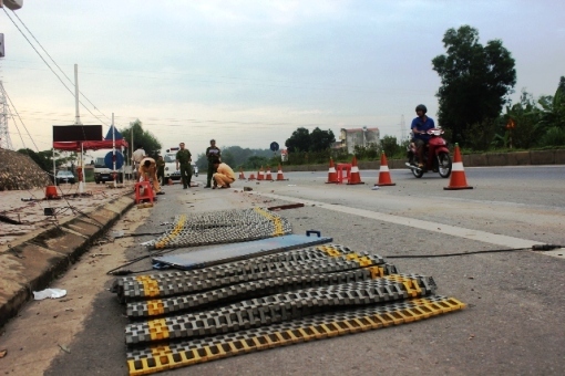 Tài xế buồn ngủ, xe đầu kéo đâm hỏng trạm cân