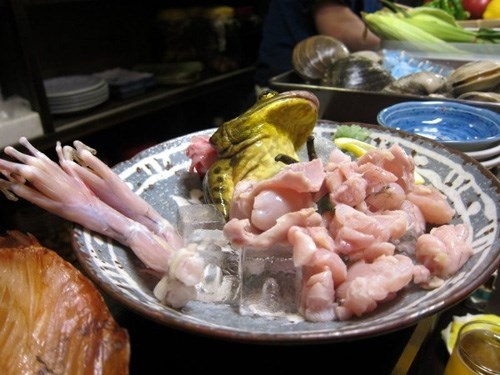 Ghê sợ món ếch mở mắt, co giật trong mồm