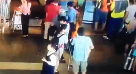 Giả gái ăn cắp ví của khách đi máy bay