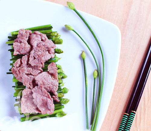 Bông hẹ xào thịt bò thơm thơm, giòn giòn