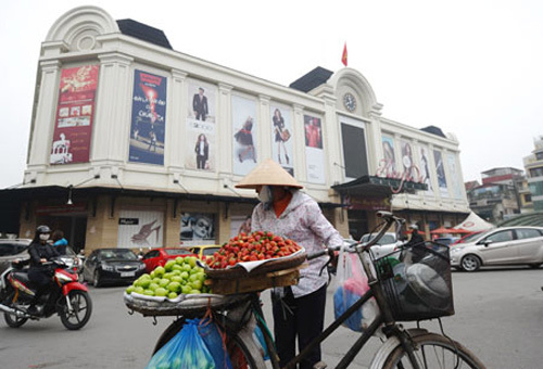 Choáng Hà Nội: Shop hạng sang bán hàng kiểu bao cấp