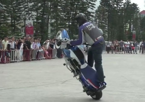 Pha biểu diễn mạo hiểm với mô tô BMW ở Hà Nội