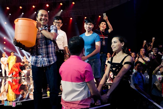 Hà Hồ, Mr Đàm bị xối nước đá trước hàng ngàn khán giả