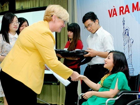 Bí quyết đạt 8.0 IELTS của 'cô gái xương thủy tinh'