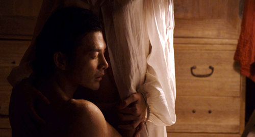 'Đập cánh giữa không trung' bị yêu cầu cắt cảnh phản cảm