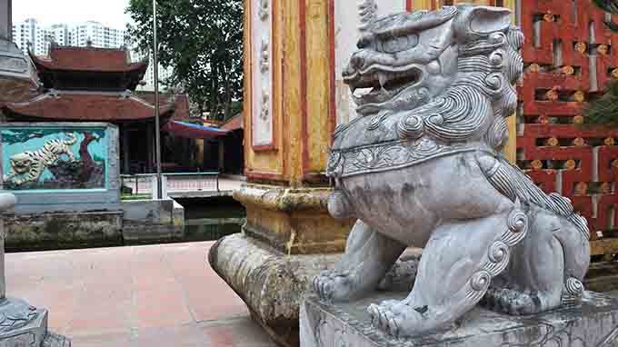 Trả sư tử đá ngoại lai về cho người cung tiến