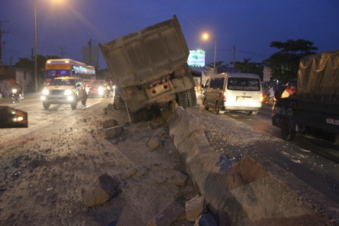 Xe ben “làm xiếc” trên dải phân cách