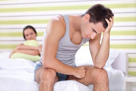 Vợ la khóc khi đốt sùi mào gà, chồng che mặt xấu hổ