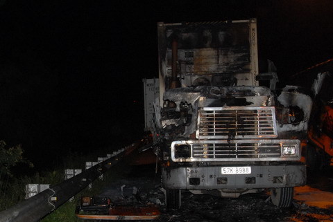 Xe đầu kéo cháy rụi lúc nửa đêm trên cao tốc