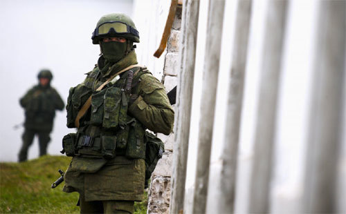 Bí ẩn nhóm vũ trang lạ nói giọng Nga ở đông Ukraina