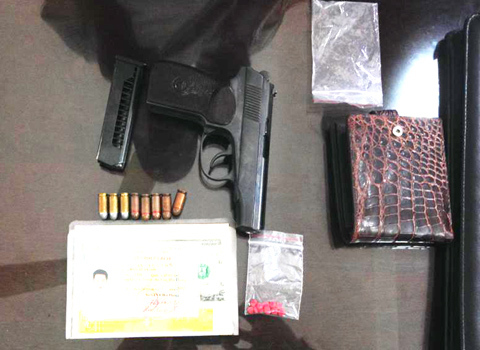 Kiểm tra xe Mercedes, phát hiện súng K59 và 8 viên đạn